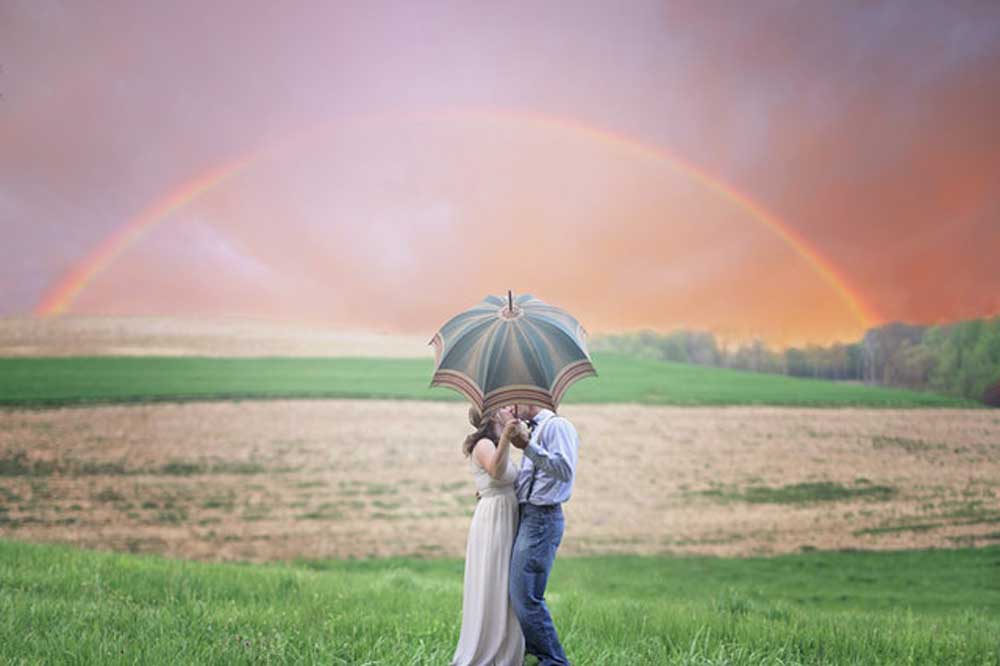 Paar-mit-Schirm-Regenbogen