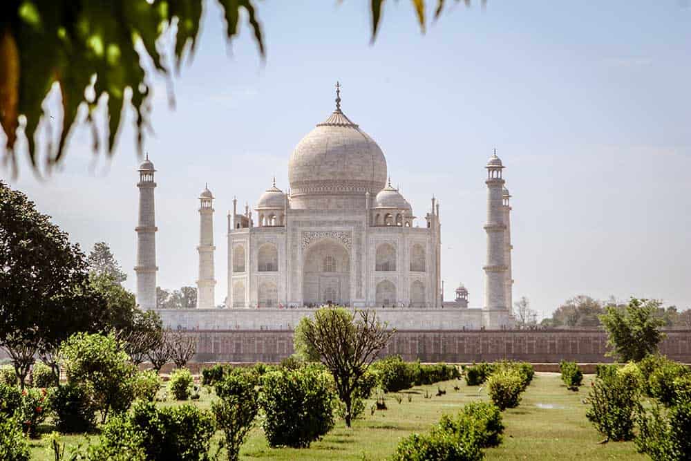Taj Mahal mit Garten im Vordergrund