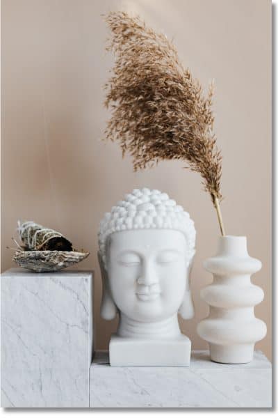 weisser Buddhakopf und weisse Vase als Deko